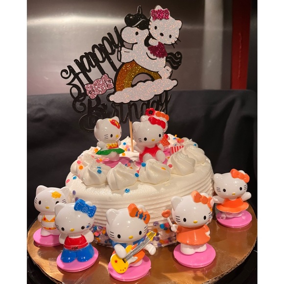 Hello Kitty Cake Topper and Inflatable Balloon - Picture 5 of 7